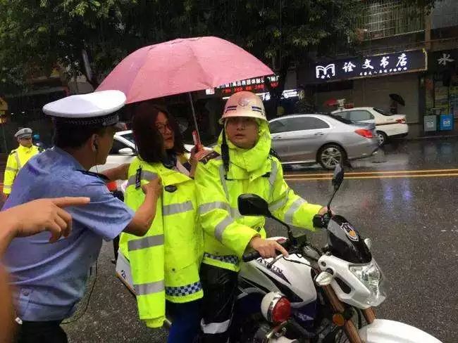 民警突袭菜市场，五分钟内成功缴获被盗手机若干_精准解释落实