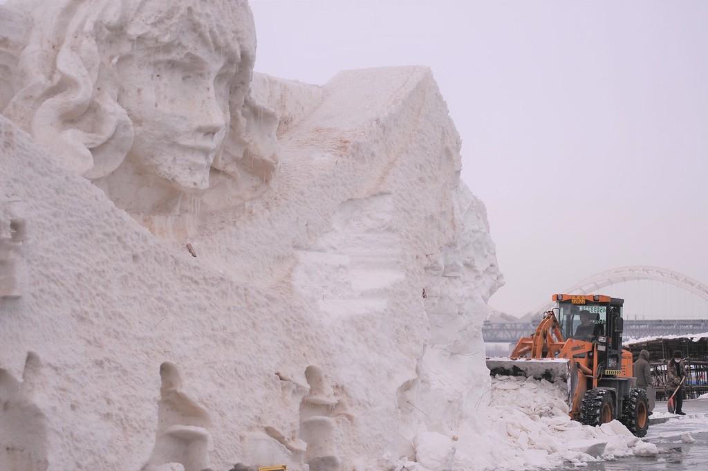 哈尔滨雪雕艺术博览会，冰雪之城的艺术盛宴_解答解释