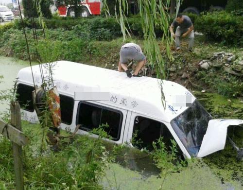 小车坠河下沉司机拍窗呼救，生死一线的紧急救援