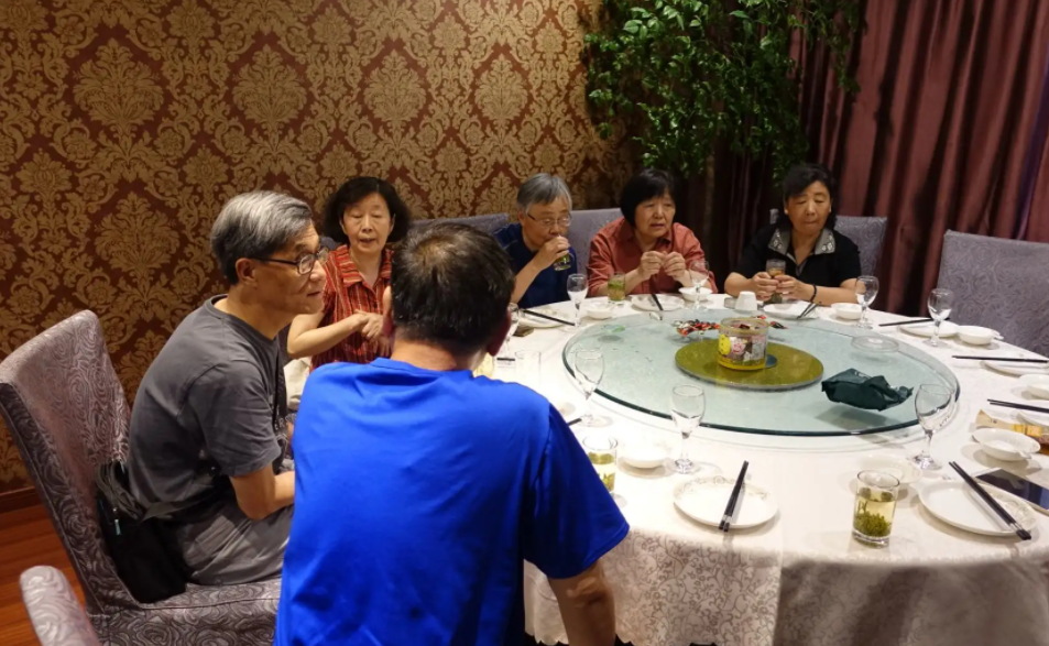 公职人员与同窗聚会，时代的交汇与情感的共鸣