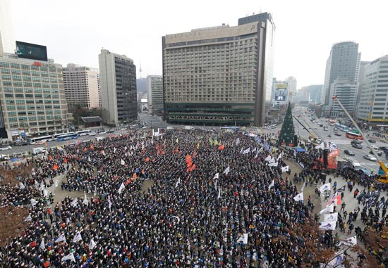 韩国代总统被查引发风波，首尔爆发大规模示威