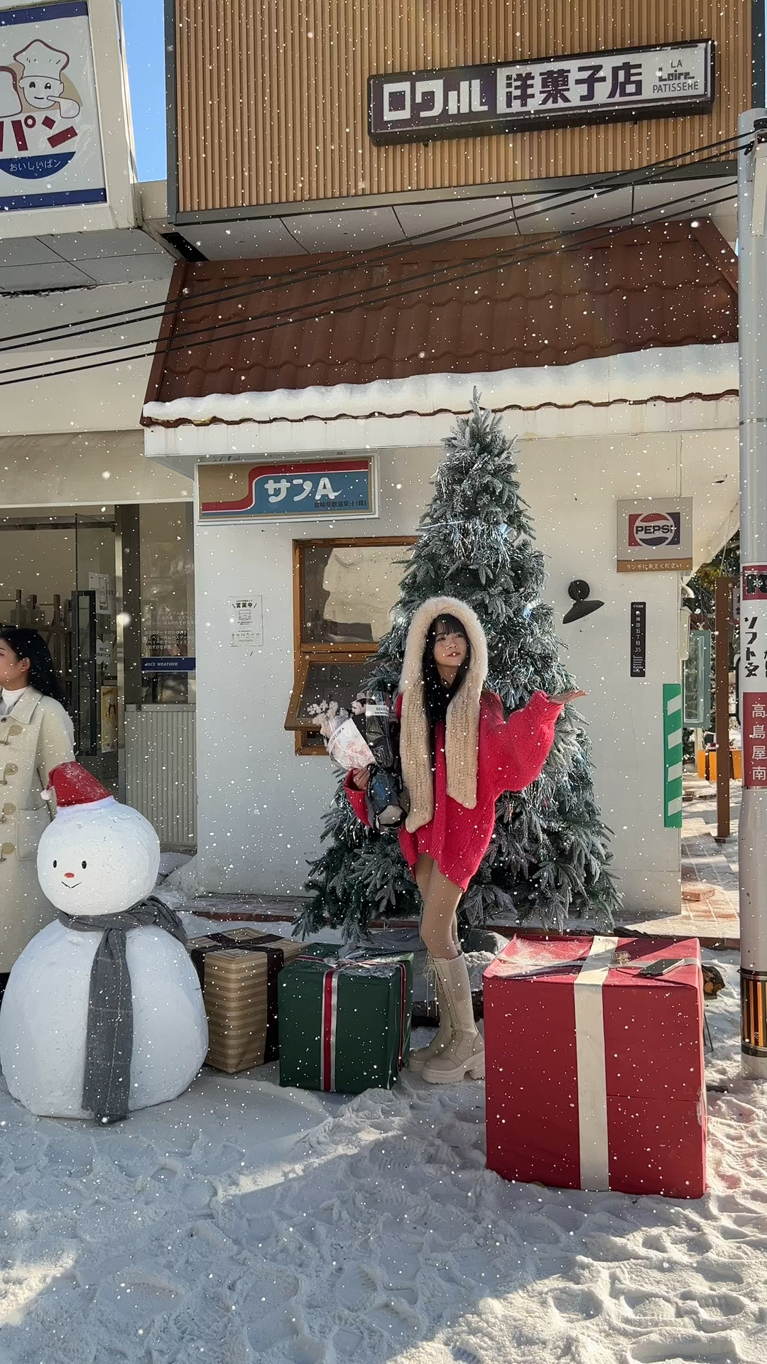 杭州多家小店巧妙运用造雪机吸引客流，冬日里的创意营销