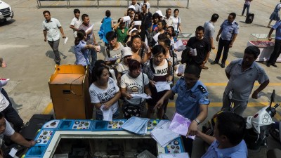 市民尝鲜热潮涌动，港人携行李箱购物成新风尚