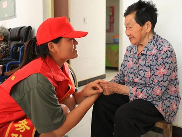 行车路遇加塞，女孩一声呼喊化解矛盾