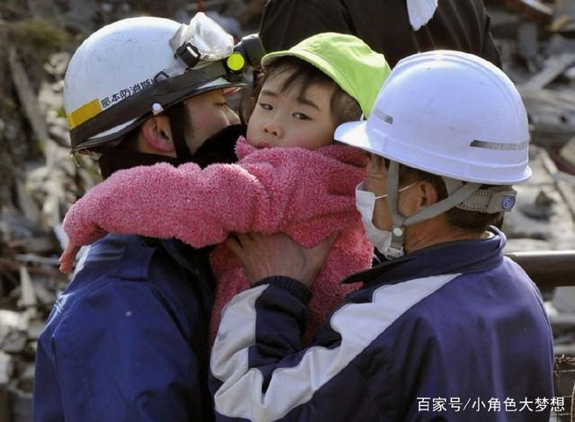 地震瞬间，母爱无畏——妈妈抱起2岁宝宝勇敢逃离