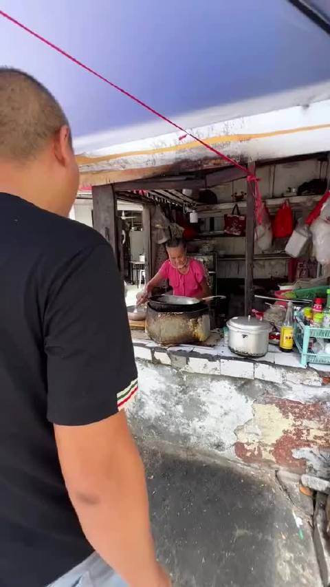 银川地震中的英勇瞬间，烧鸡店阿姨折返回去关火