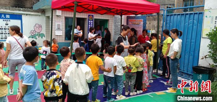 地震发生后幼儿园老师带着176名孩子，勇敢、智慧与责任的体现