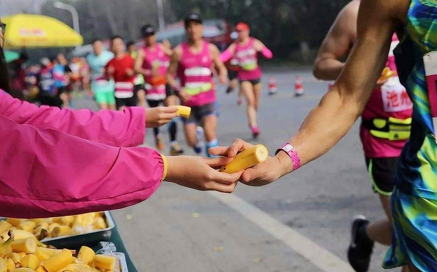 马拉松选手难挡烧鸡补给站诱惑，一场意志与美食的较量