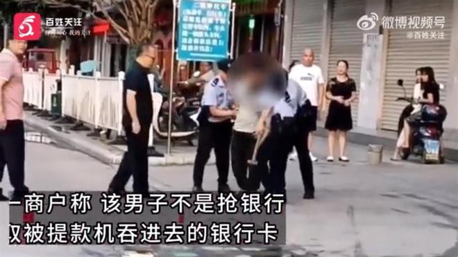 男子惊人之举，拿可乐砸向熊猫，被警方迅速带走