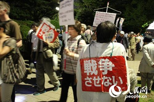 日本一女子在大学内持锤闹事，引发社会关注