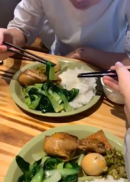 女子精心打扮，遇见沙县小吃——一场别样的闺蜜美食之旅