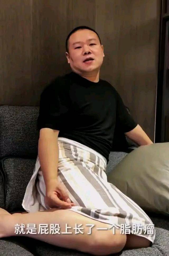 李小冉将口红赠予刘晓庆，跨界友谊的温馨瞬间