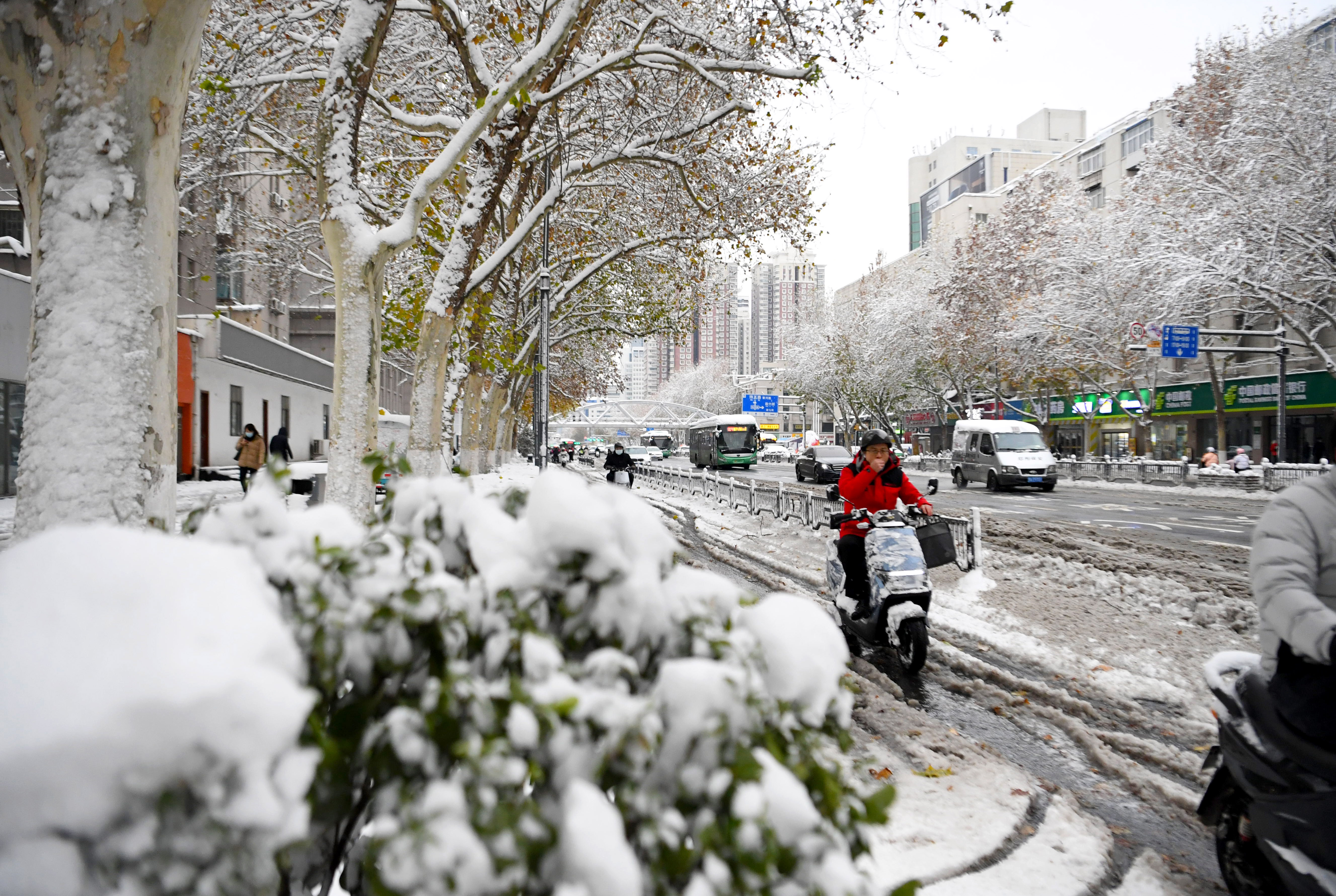 郑州遭遇大暴雪，城市面临严峻挑战